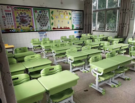 湖南某小學學生課桌椅